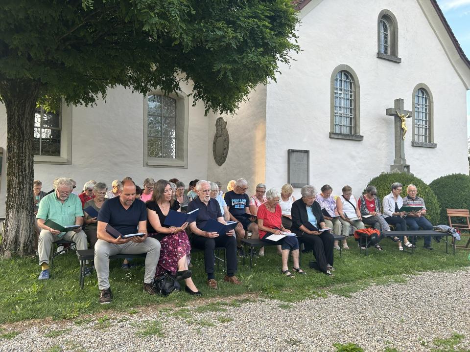 Vielen Besucher beim Einkehrzirkel bei der Kirche Gündelhart