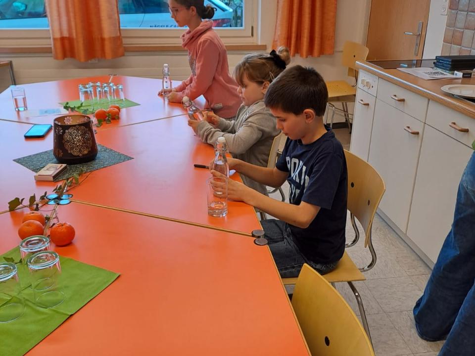 Verzieren der Weihwasserflaschen