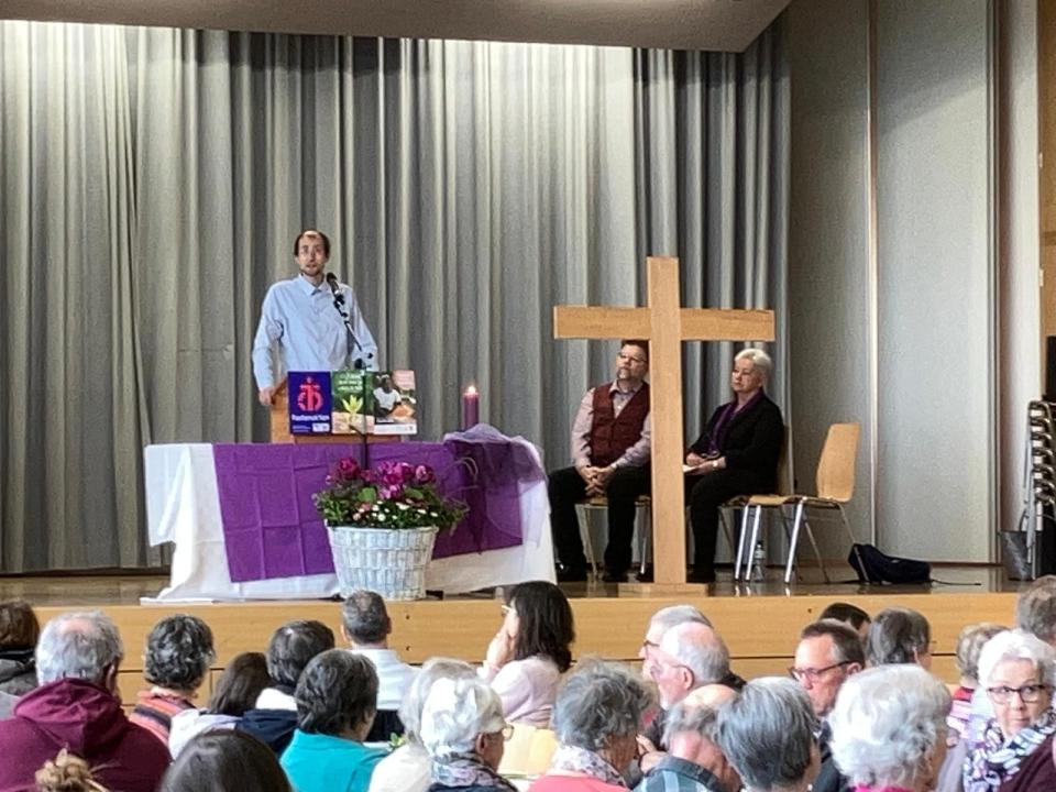 voll besetzte Turnhalle