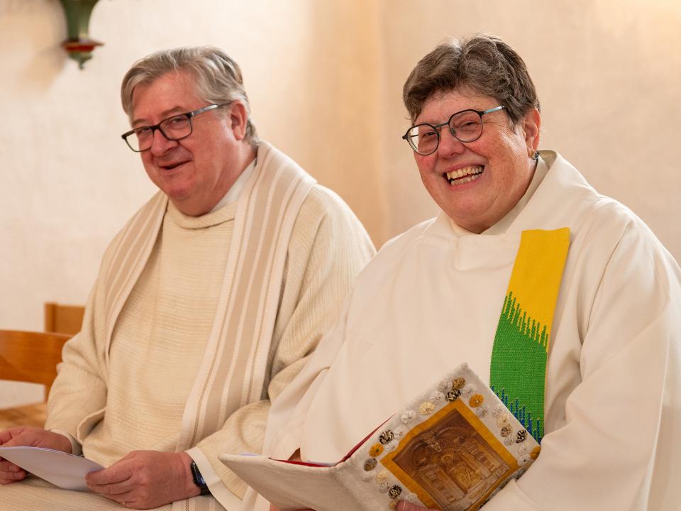 B. Weinbuch und Pater Jaroslaw