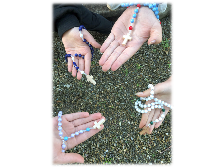 Minis erstellen ihren eigenen Rosenkranz