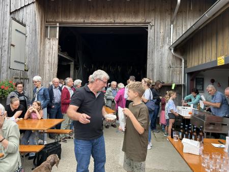 Gemütliches Beisammensein bei Wurst und Brot