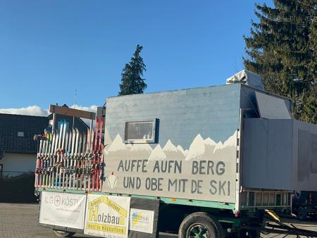 dekorierter Fasnachtswagen