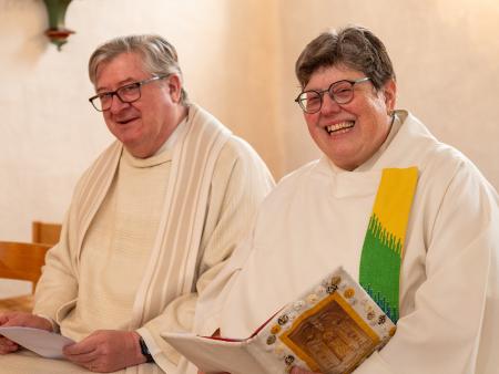 B. Weinbuch und Pater Jaroslaw