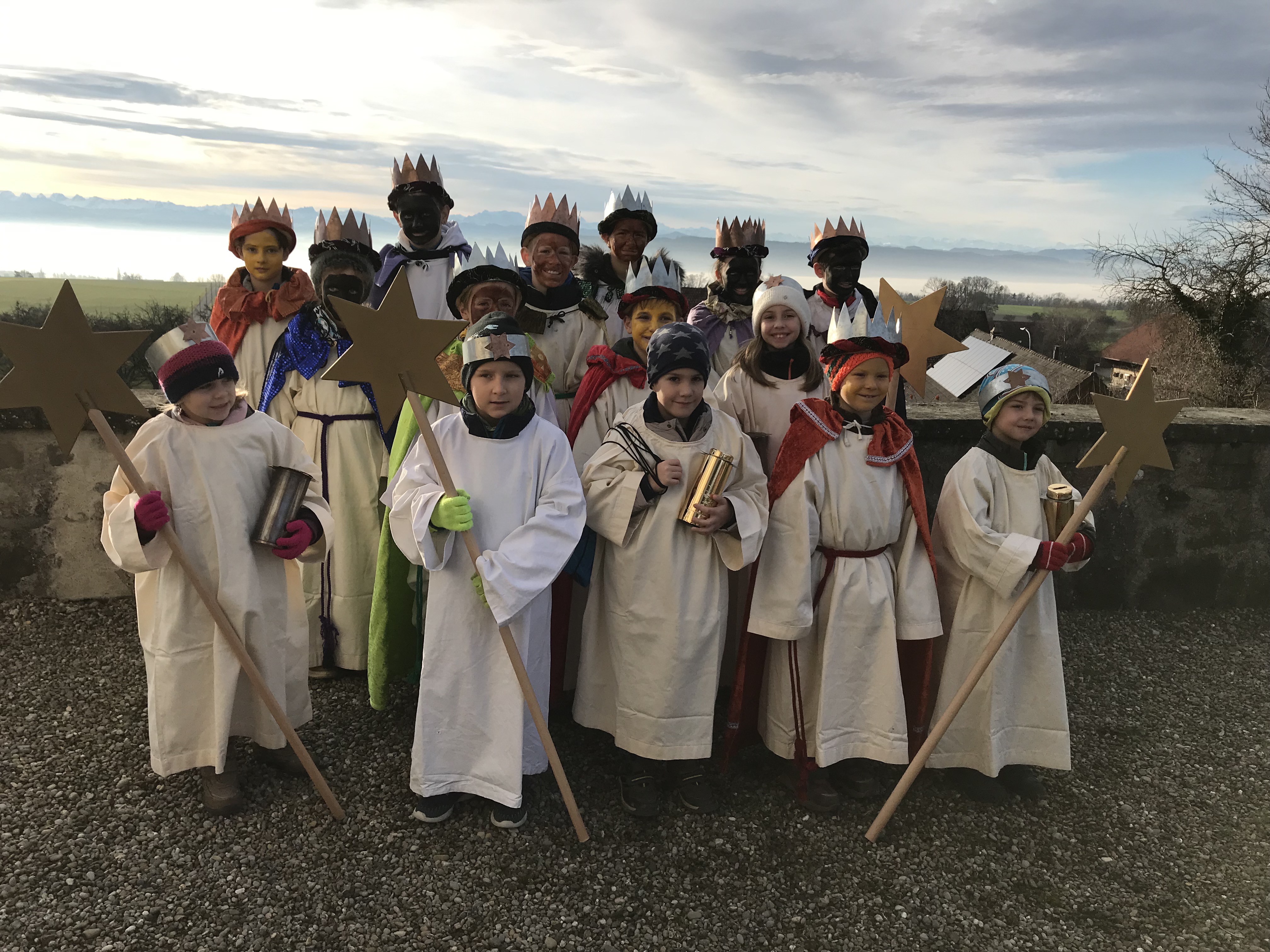 Die Sternsinger machten sich nach dem Gottesdienst auf den Weg